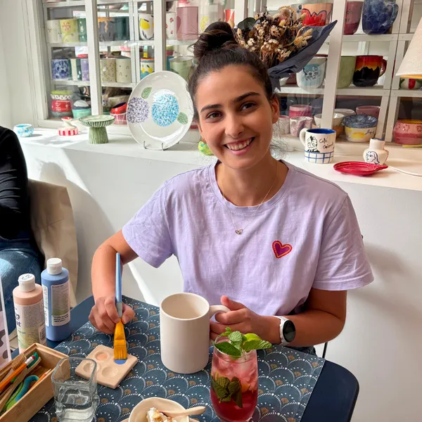 Décorez votre tasse en céramique autour d'un apéro avec Caroline et ses équipes - Afbeelding nr. 3 - Wecandoo