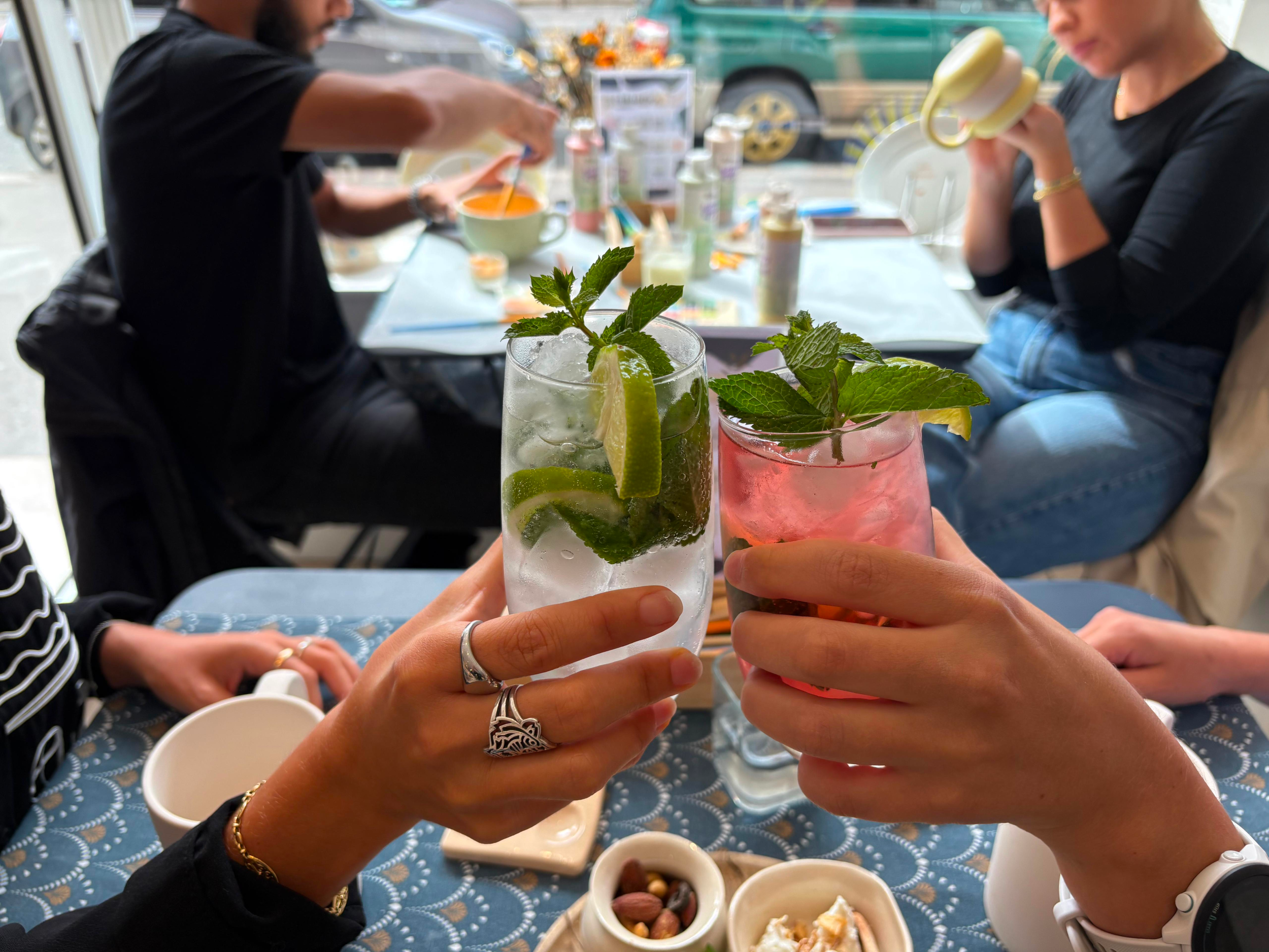 Décorez votre tasse en céramique autour d'un apéro avec Caroline et ses équipes - Image n°7 - Wecandoo