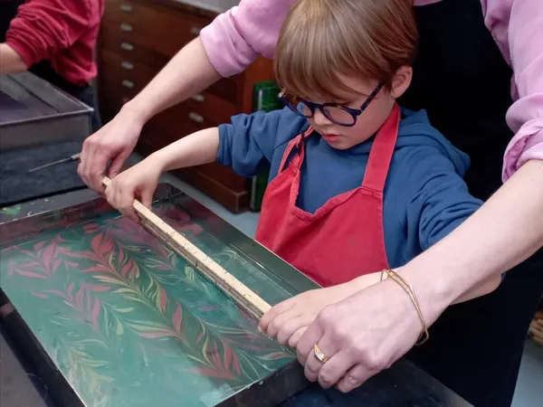 Découvrez le papier marbré en duo avec votre enfant, accompagnés par Candan - Image n°4 - Wecandoo