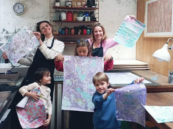 Découvrez le papier marbré en duo avec votre enfant, accompagnés par Candan - Image n°3 - Wecandoo