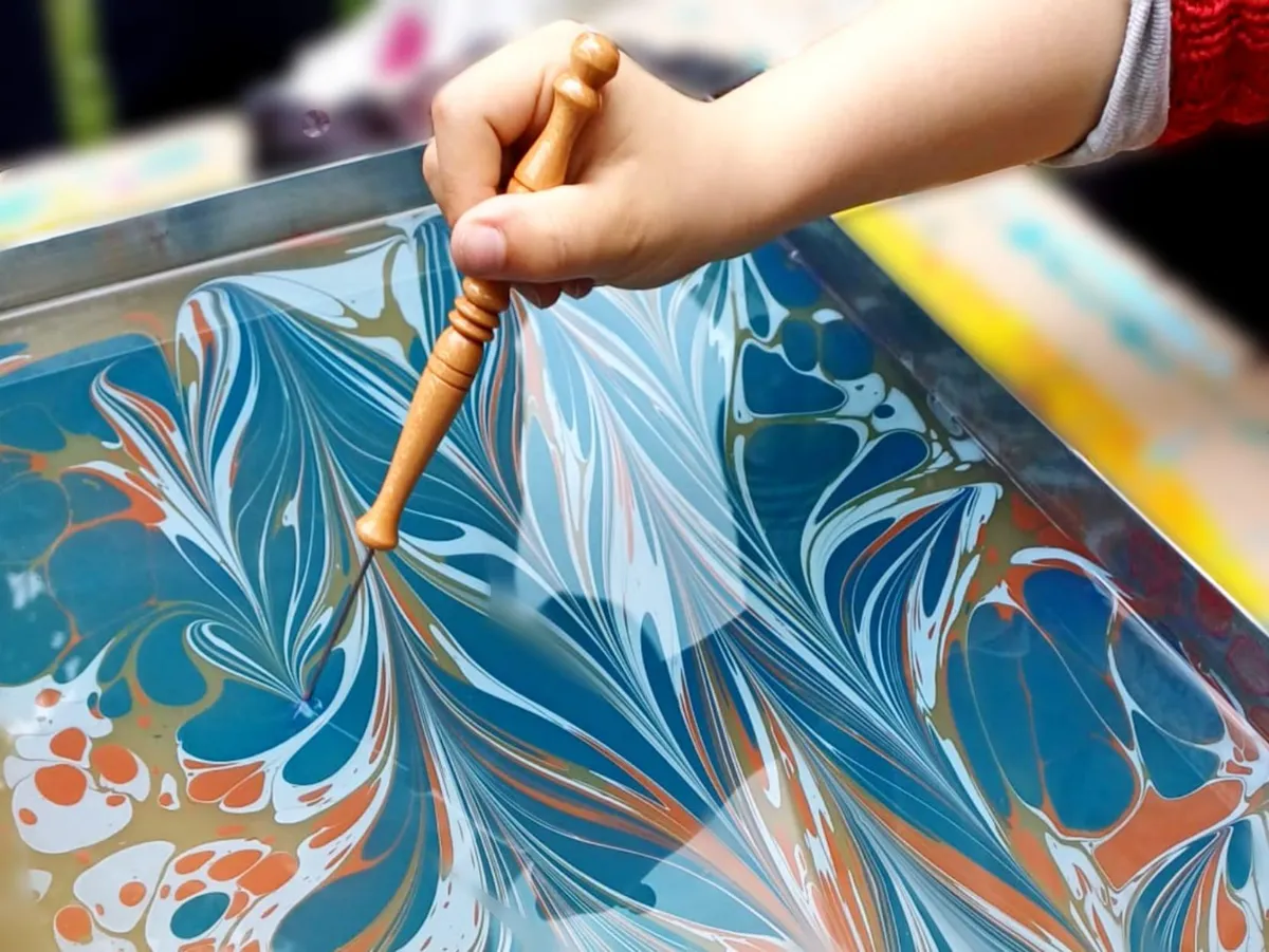 Découvrez le papier marbré avec votre enfant