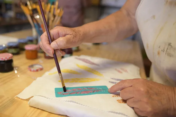 Initiez-vous à la production d'encres naturelles et teignez votre furoshiki avec Christelle - Image n°5 - Wecandoo