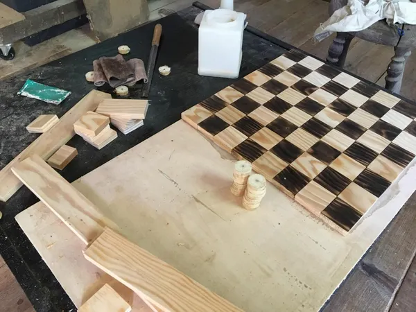 Réalisez votre damier et ses pions en bois sur une journée avec David - Image n°5 - Wecandoo