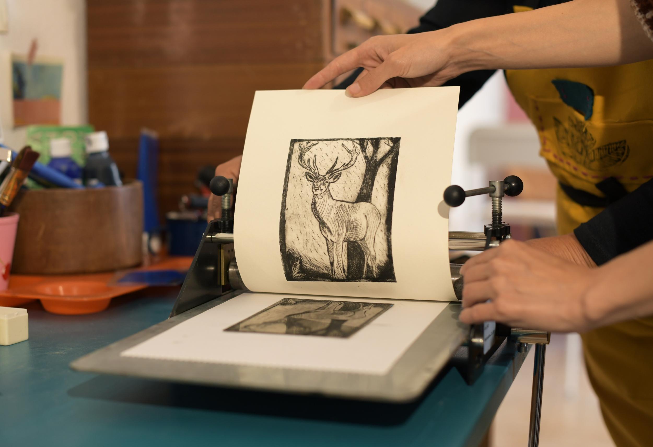 Initiez-vous à la gravure sur tétrapack avec Anne - Image n°2 - Wecandoo