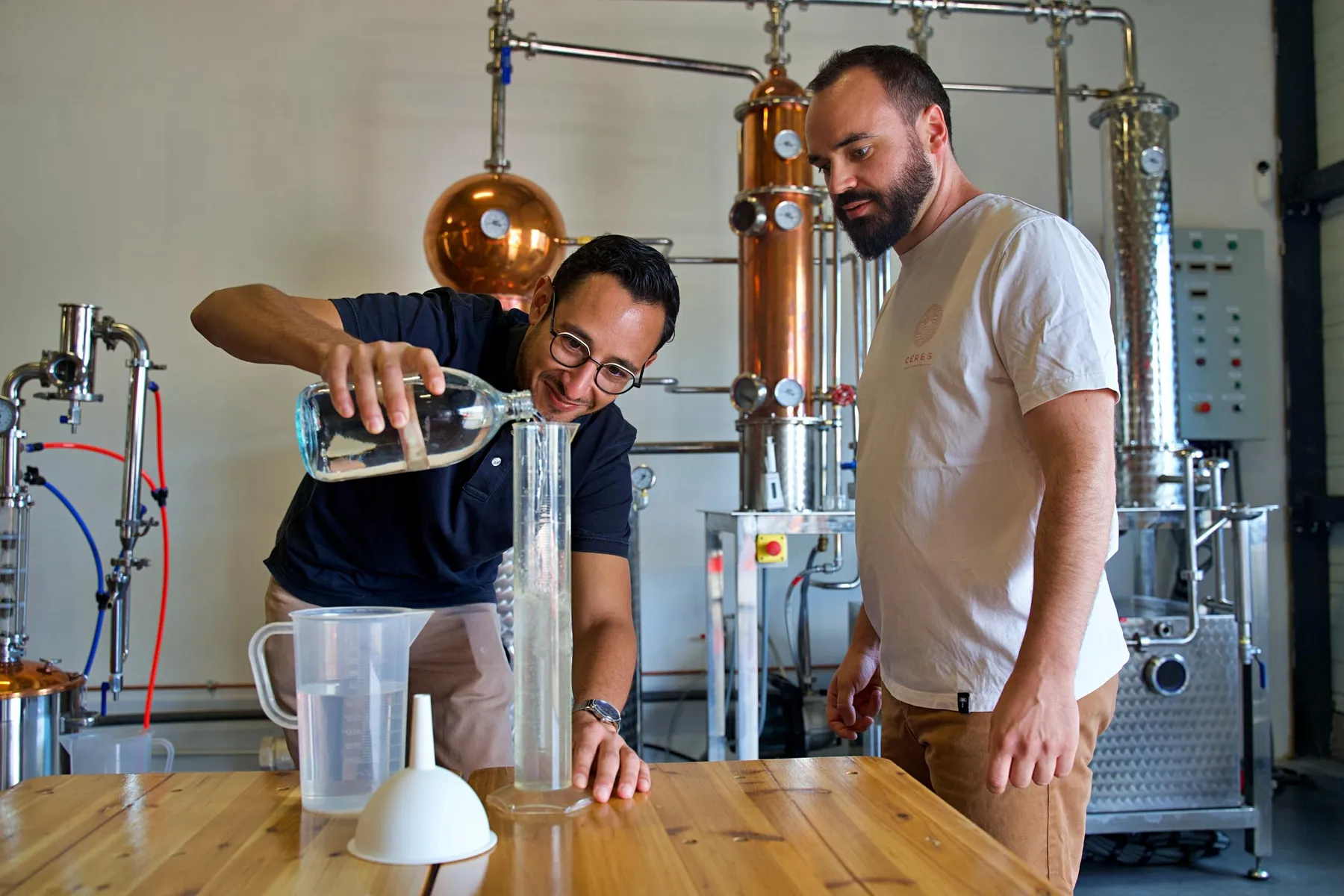 Initiez-vous à la distillation en duo accompagnés par Brice et Estelle - Image n°3 - Wecandoo