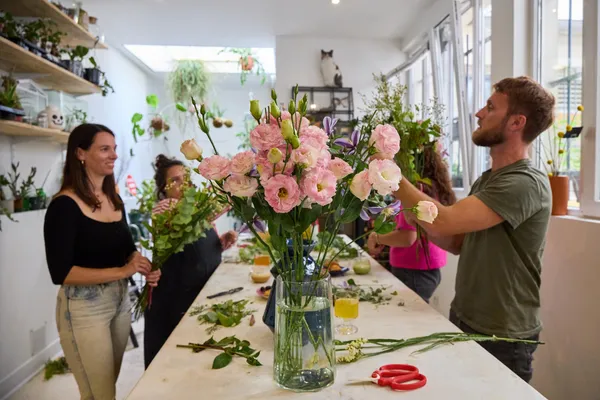 Composez votre bouquet de fleurs de saison autour d'un petit-déjeuner avec Eugénie et Gwenaël - Image n°2 - Wecandoo