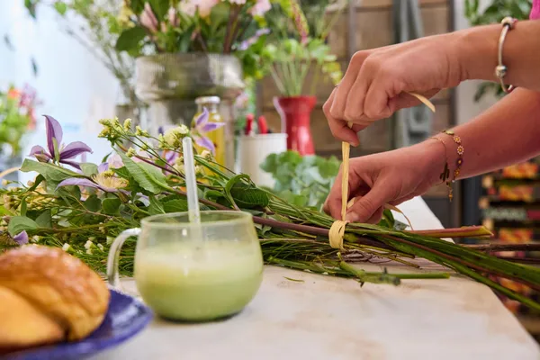 Composez votre bouquet de fleurs de saison autour d'un petit-déjeuner avec Eugénie et Gwenaël - Image n°4 - Wecandoo