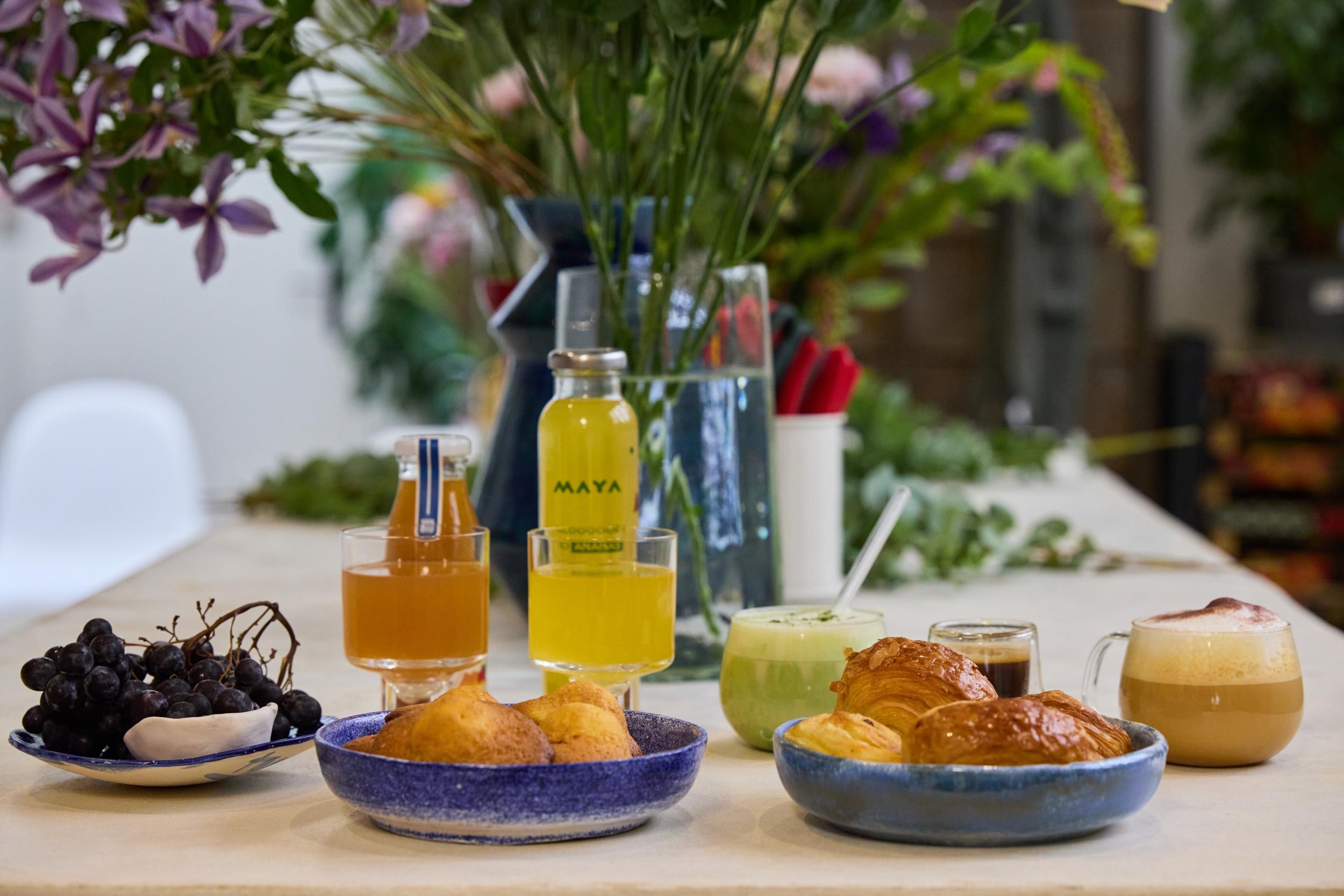 Composez un bouquet de fleurs de saison autour d'un goûter avec Eugénie et Gwenaël - Image n°8 - Wecandoo