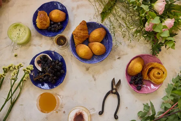 Composez un bouquet de fleurs de saison autour d'un goûter avec Eugénie et Gwenaël - Image n°2 - Wecandoo