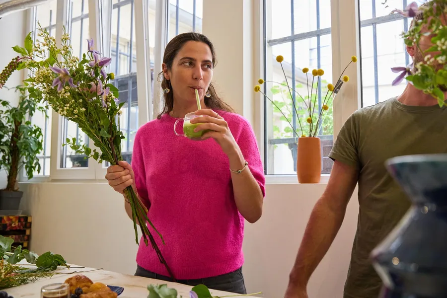 Composez un bouquet de fleurs de saison autour d'un goûter avec Eugénie et Gwenaël - Image n°1 - Wecandoo