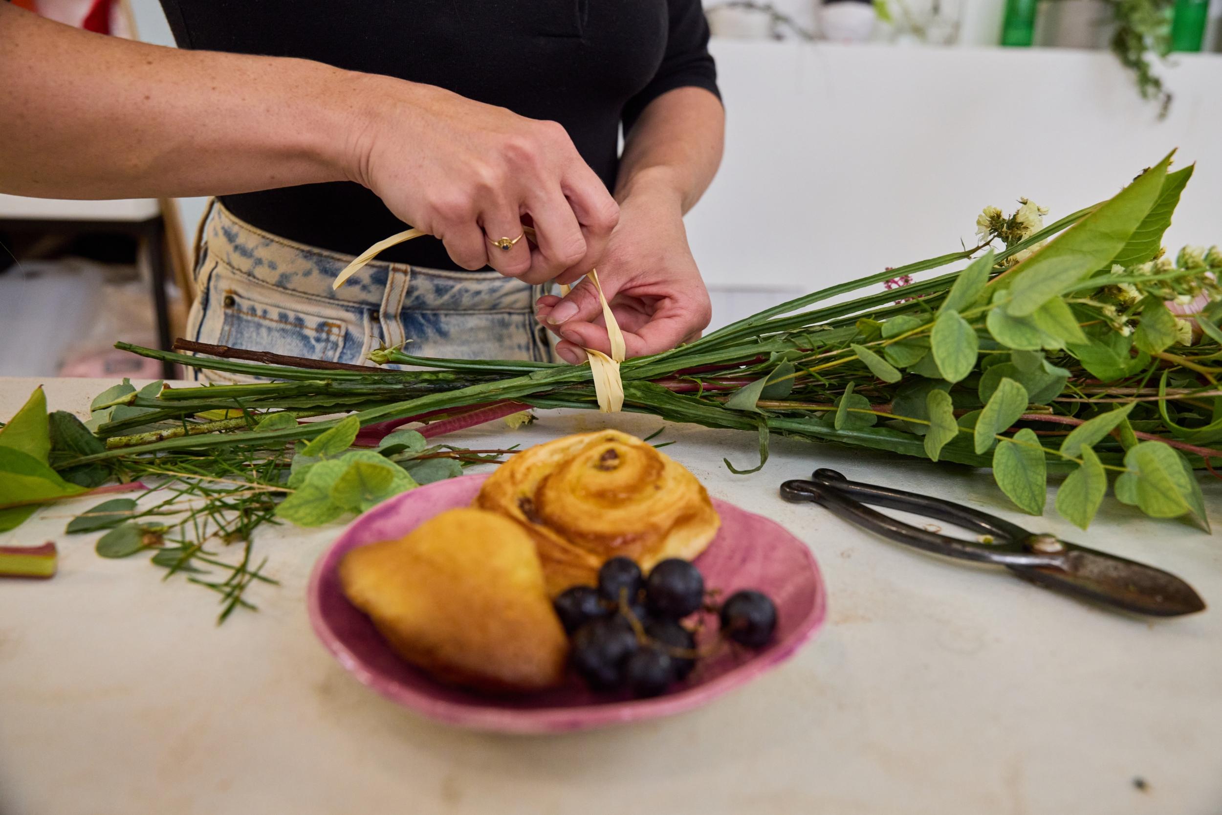 Composez un bouquet de fleurs de saison autour d'un goûter avec Eugénie et Gwenaël - Image n°5 - Wecandoo