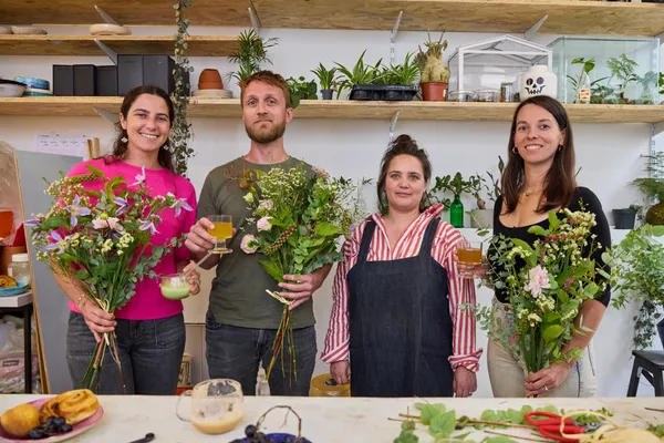 Composez un bouquet de fleurs de saison autour d'un goûter avec Eugénie et Gwenaël - Image n°3 - Wecandoo