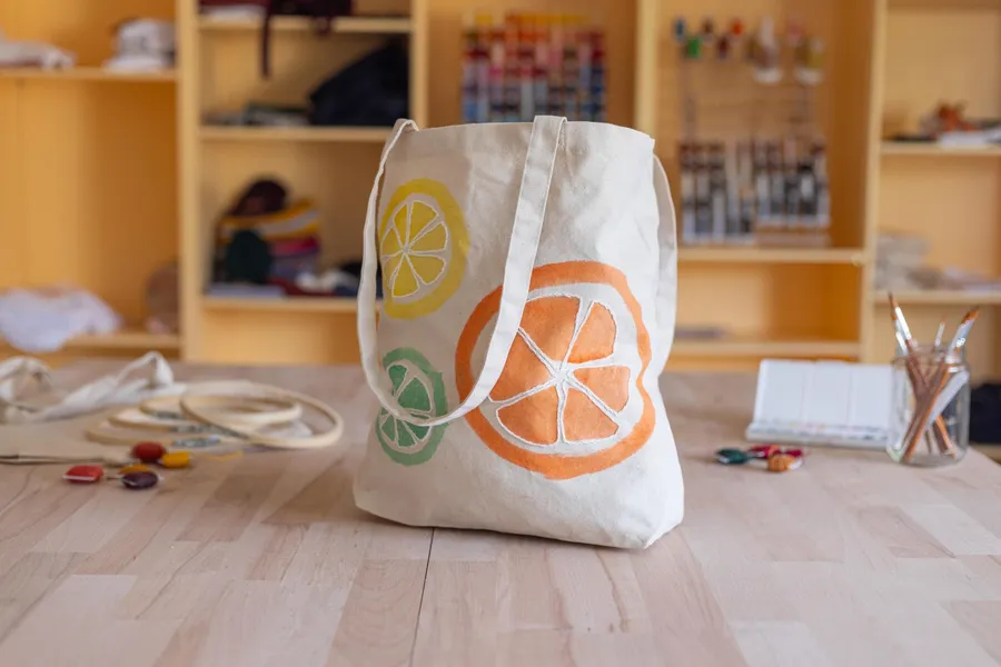 Réalisez votre aquarelle et votre broderie sur tote bag avec Julie - Image n°1 - Wecandoo