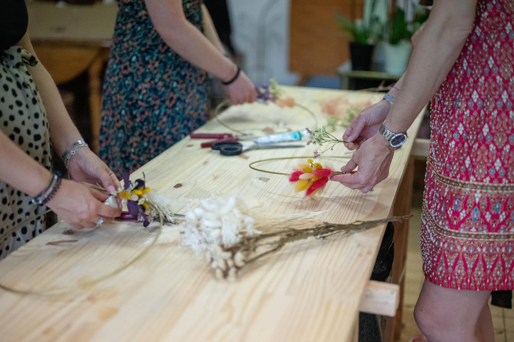 Réalisez votre couronne de fleurs séchées avec Emilie - Image n°5 - Wecandoo