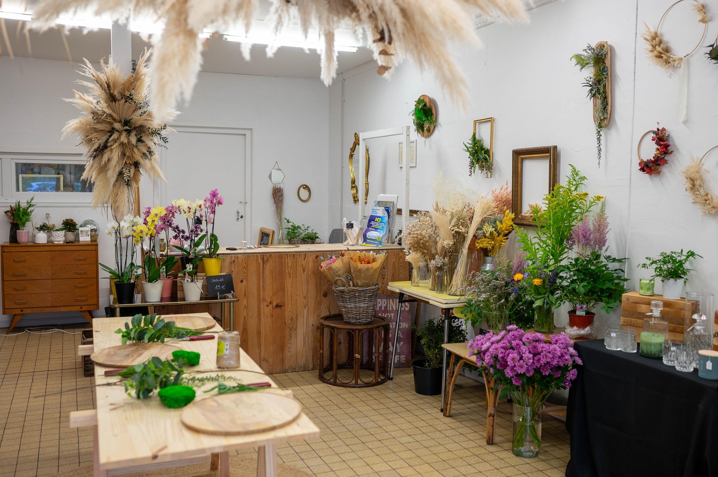 Réalisez une composition de fleurs fraîches avec Emilie - Image n°10 - Wecandoo