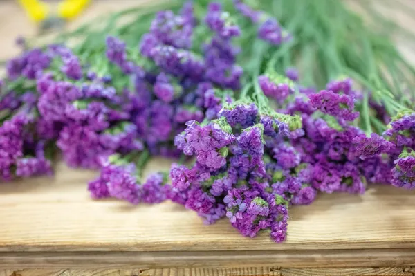 Réalisez une composition de fleurs fraîches avec Emilie - Image n°5 - Wecandoo