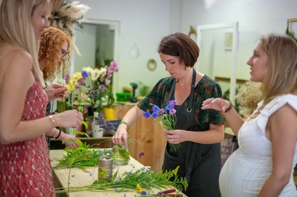 Réalisez une composition de fleurs fraîches avec Emilie - Image n°3 - Wecandoo