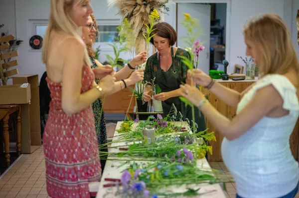 Réalisez une composition de fleurs fraîches avec Emilie - Image n°4 - Wecandoo