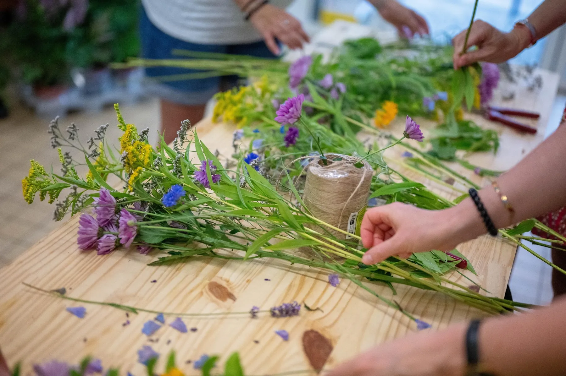 Réalisez une composition de fleurs fraîches avec Emilie - Afbeelding nr. 2 - Wecandoo