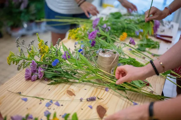 Réalisez une composition de fleurs fraîches avec Emilie - Image n°2 - Wecandoo