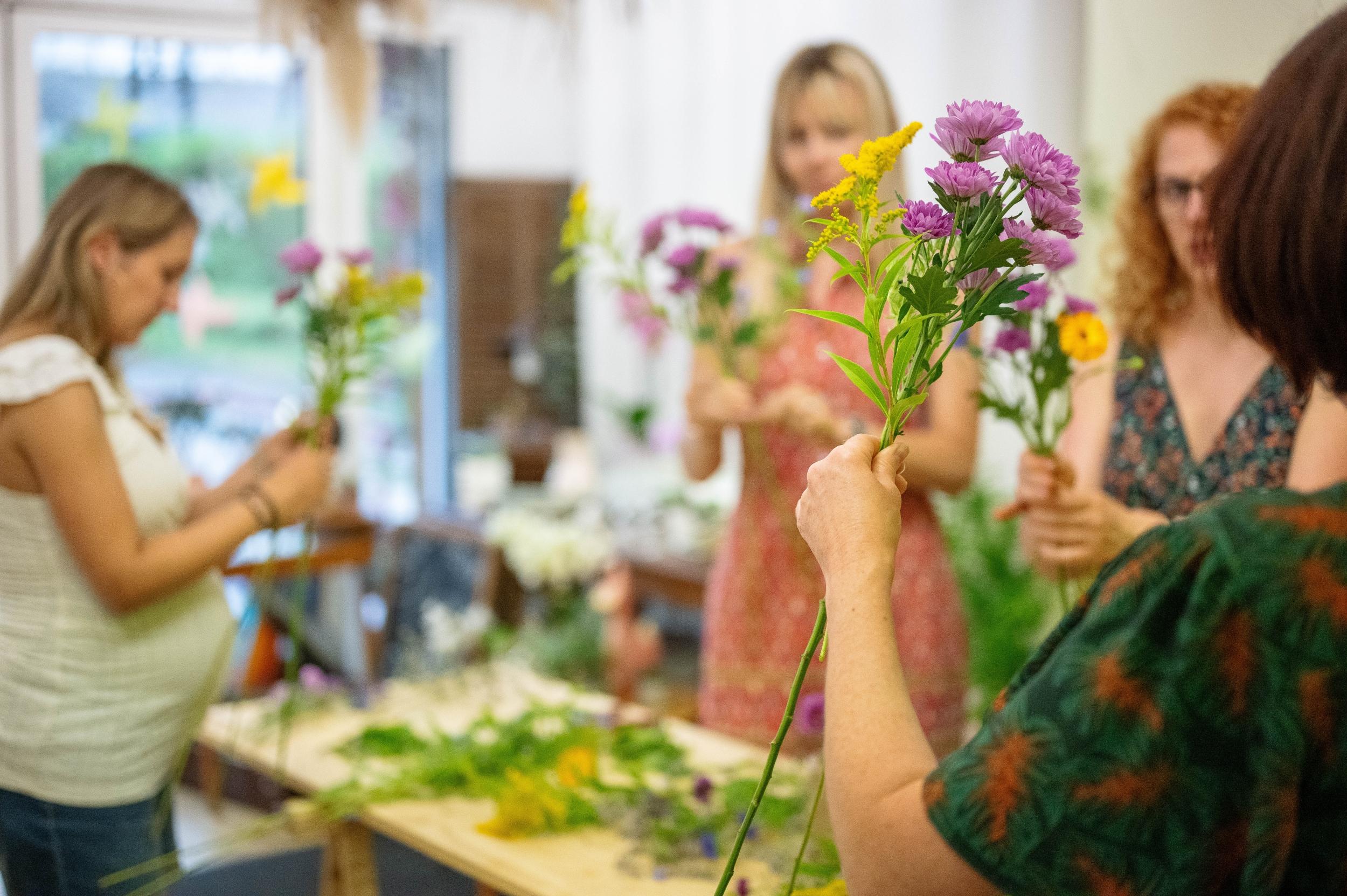 Réalisez une composition de fleurs fraîches avec Emilie - Image n°8 - Wecandoo