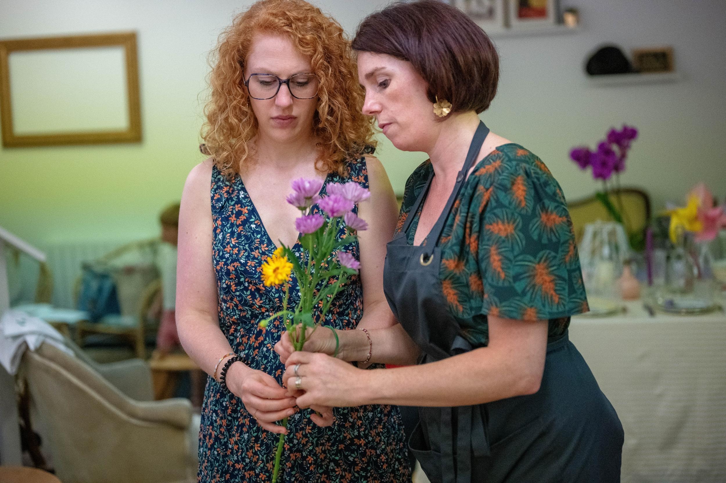 Réalisez une composition de fleurs fraîches avec Emilie - Image n°7 - Wecandoo
