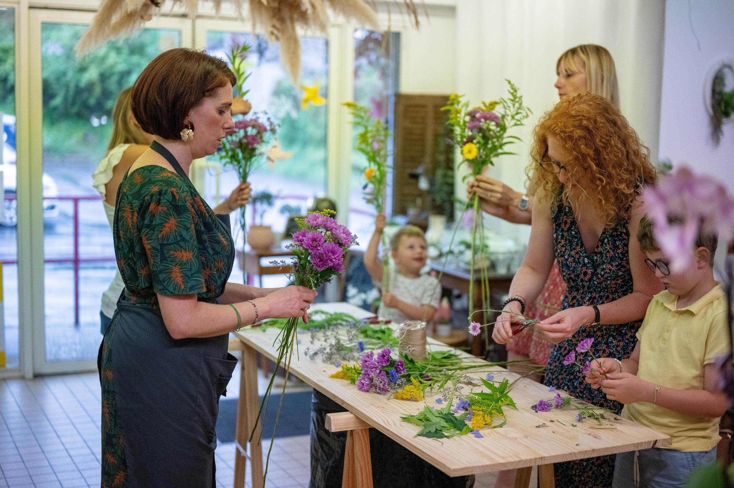Réalisez une composition de fleurs fraîches avec Emilie - Image n°6 - Wecandoo