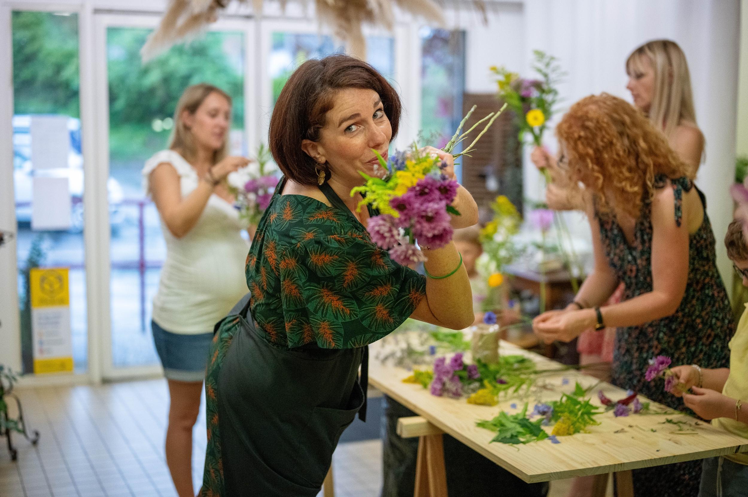 Réalisez une composition de fleurs fraîches avec Emilie - Image n°9 - Wecandoo