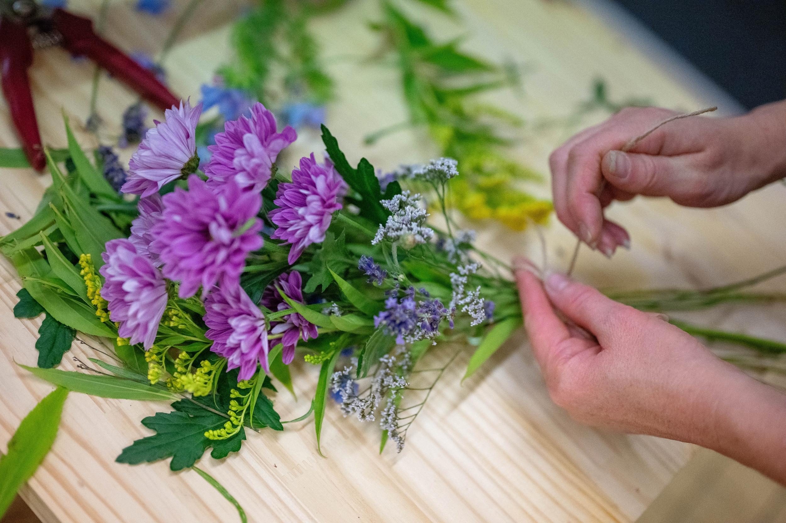 Réalisez une composition de fleurs fraîches