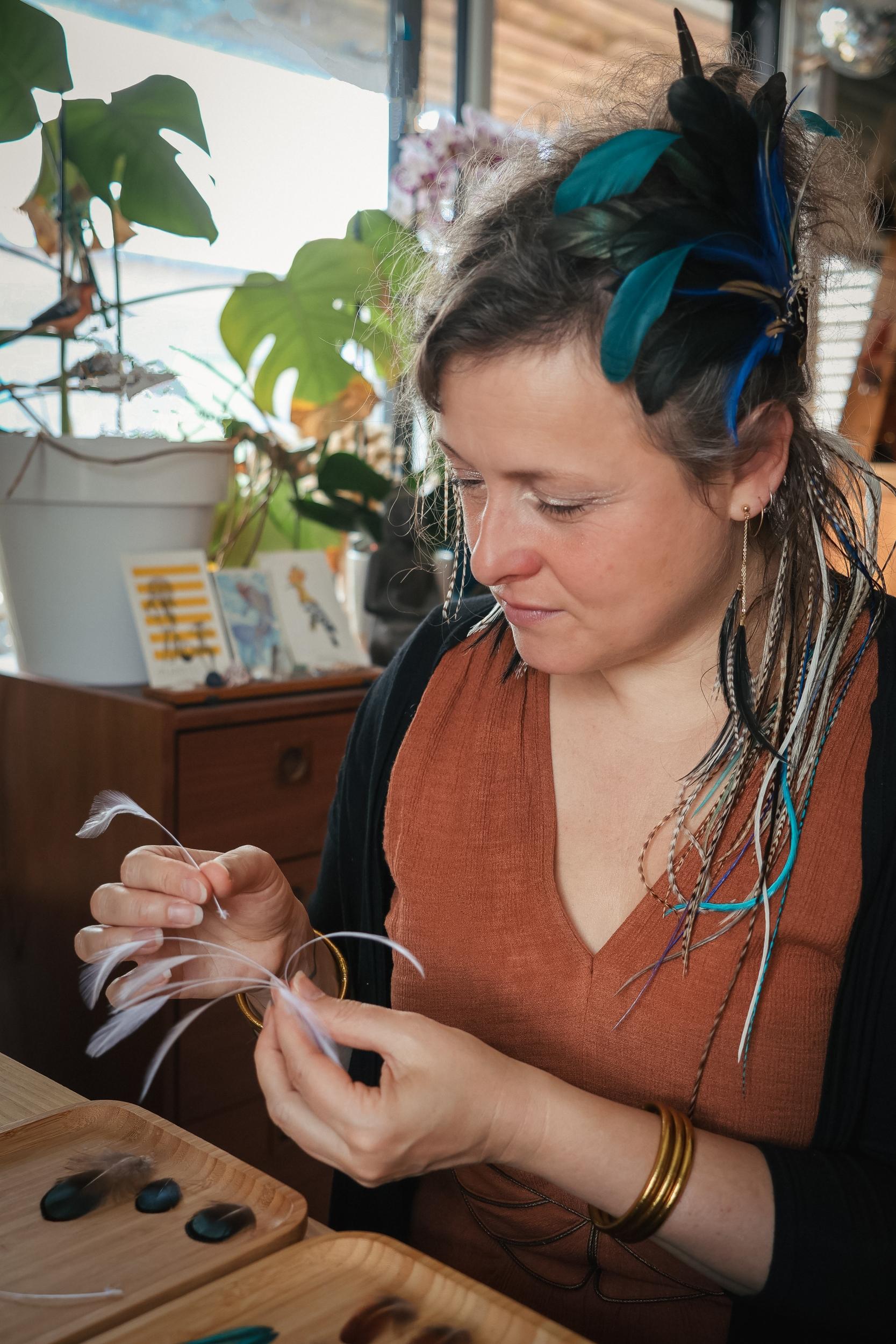 Réalisez votre paire de boucles d'oreilles en plumes avec Déborah - Image n°10 - Wecandoo