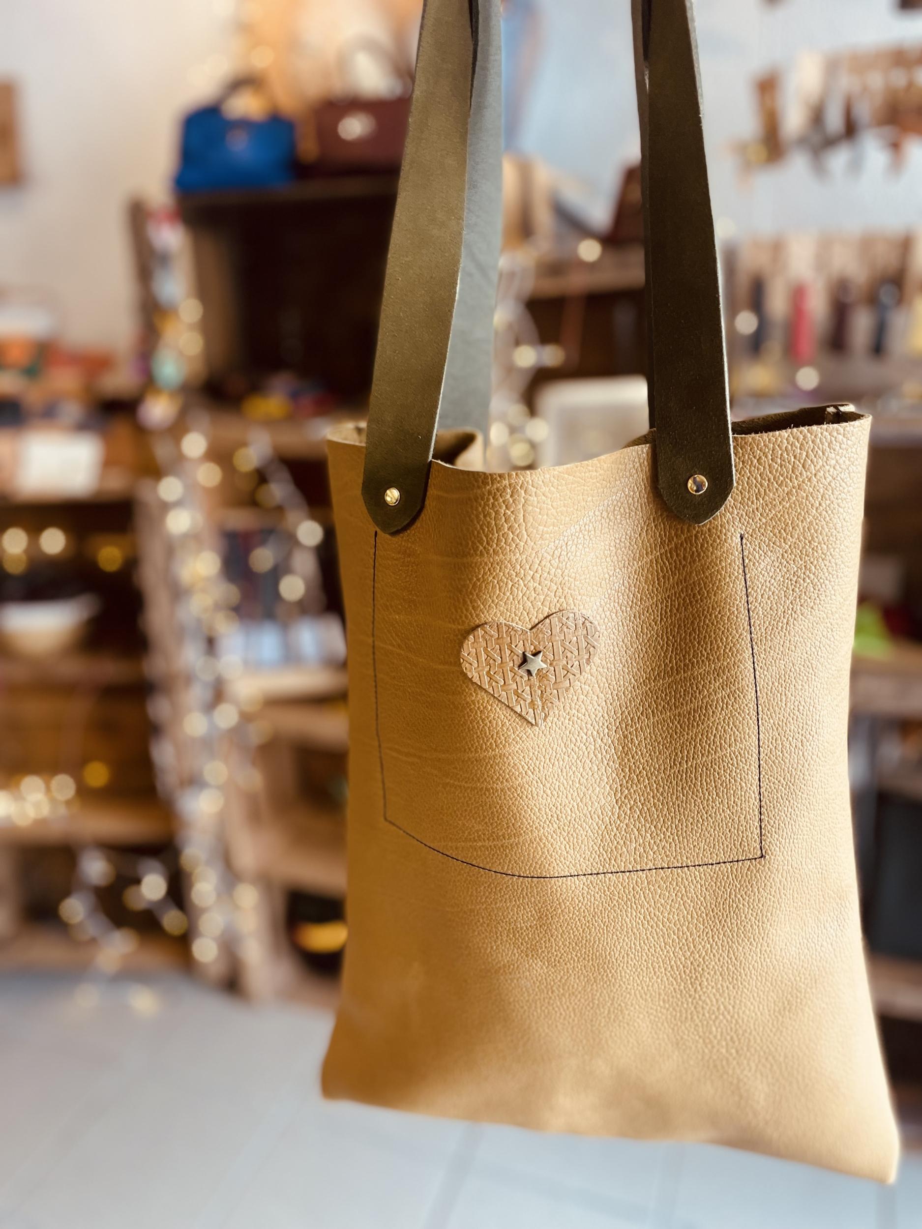 Découvrez la couture sellier et créez votre sac avec Géraldine - Image n°9 - Wecandoo