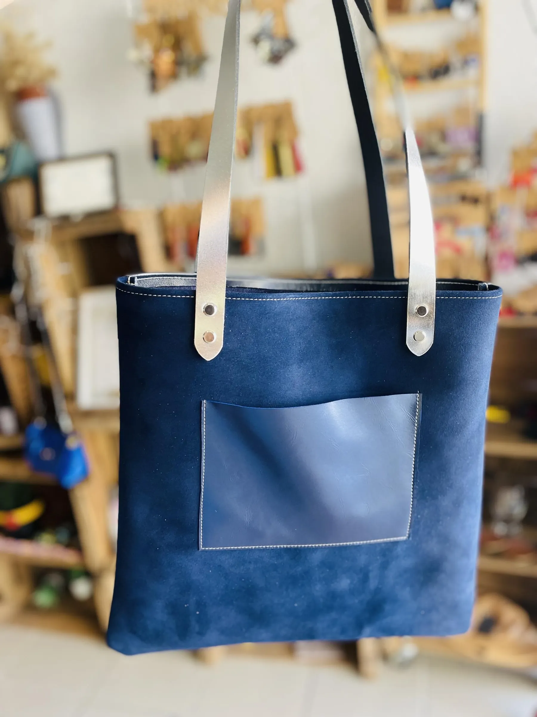 Découvrez la couture sellier et créez votre sac avec Géraldine - Image n°2 - Wecandoo