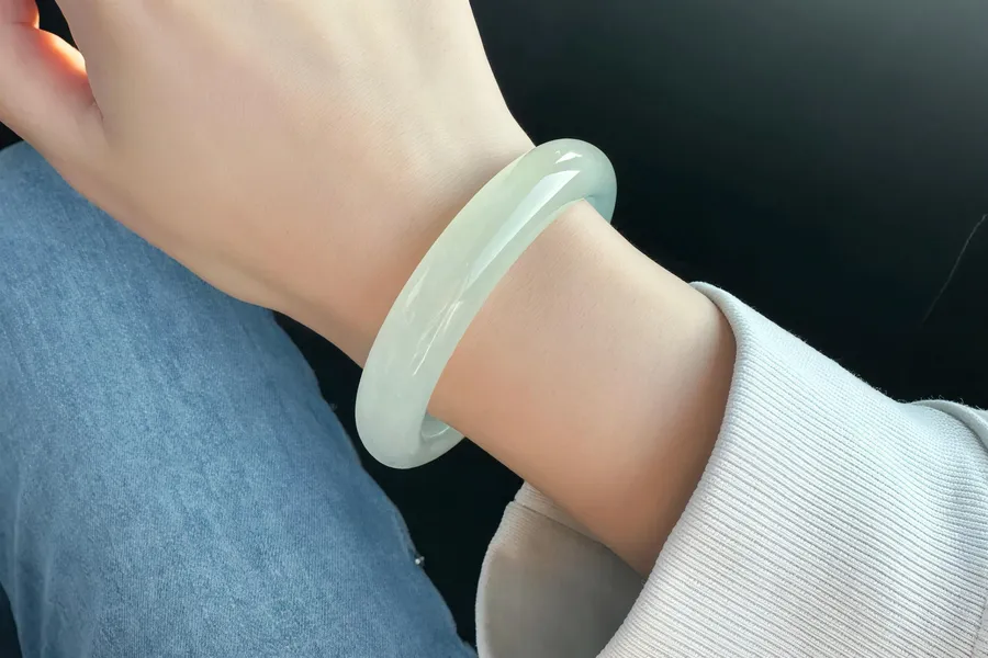 Sculptez votre jonc en jade véritable avec Alissane et son équipe - Image n°1 - Wecandoo