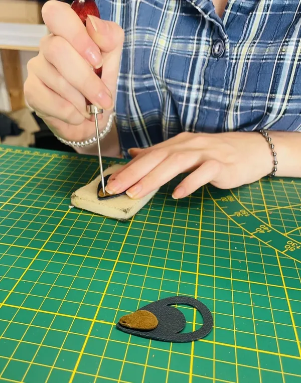 Créez vos bijoux en cuir avec Géraldine - Image n°4 - Wecandoo