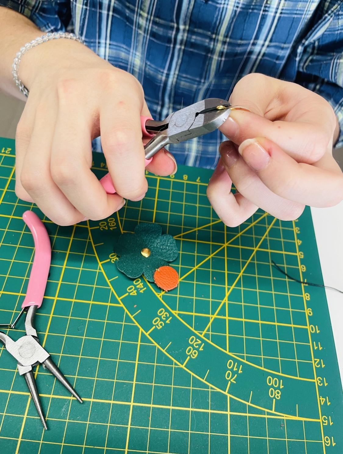 Créez vos bijoux en cuir avec Géraldine - Image n°8 - Wecandoo