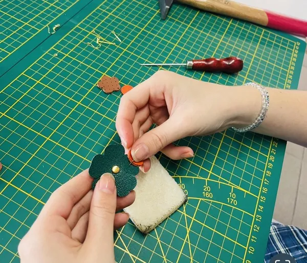 Créez vos bijoux en cuir avec Géraldine - Image n°5 - Wecandoo