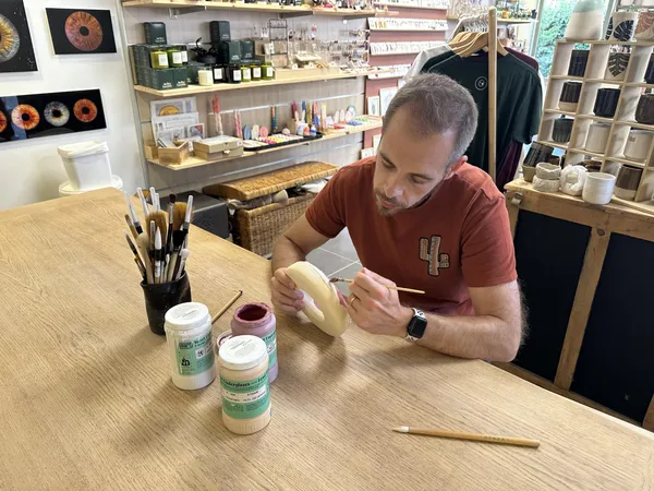 Initiez-vous à la décoration sur céramique avec François - Image n°3 - Wecandoo