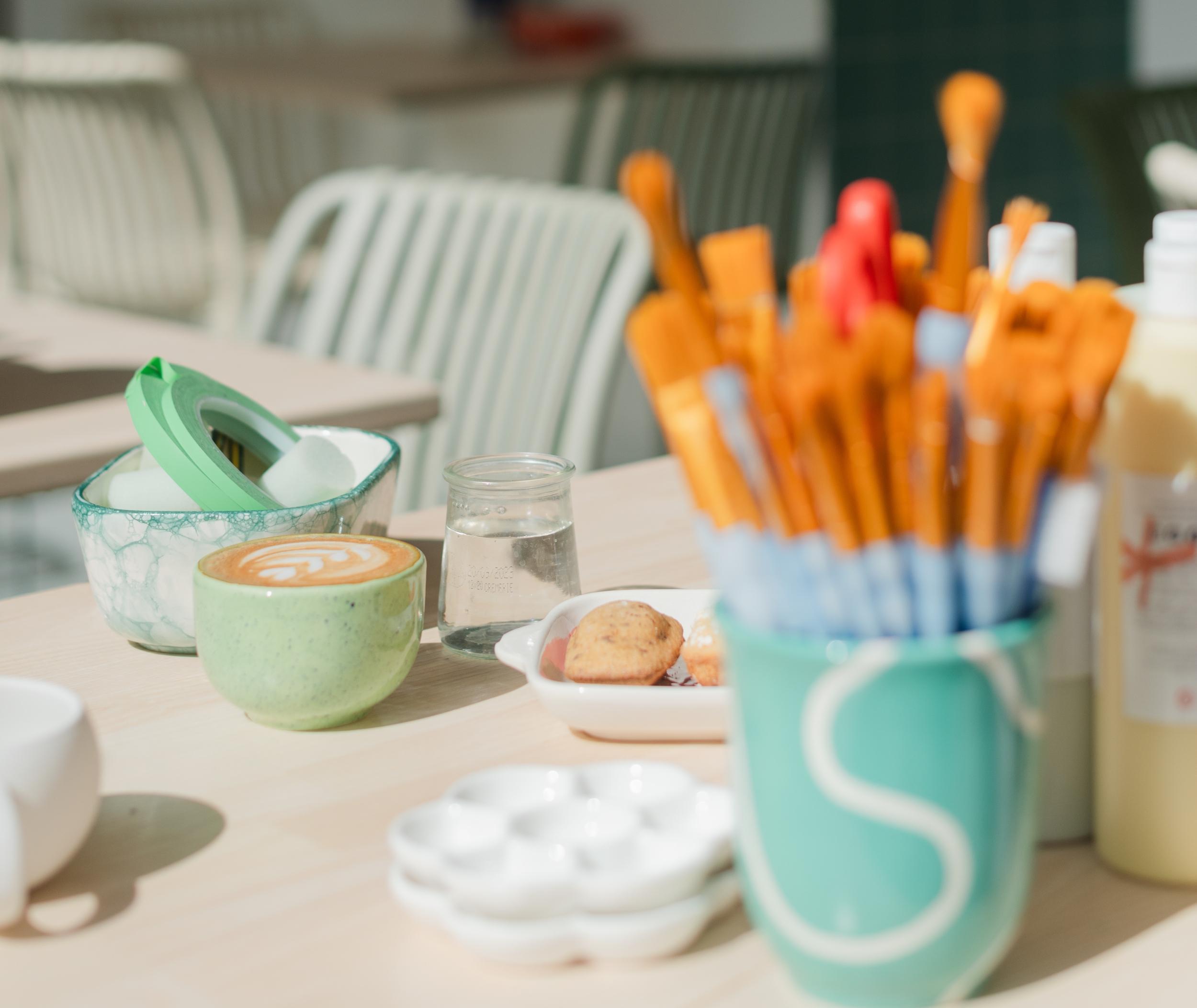 Initiez-vous au décor sur céramique avec Laurine et son équipe - Image n°1 - Wecandoo