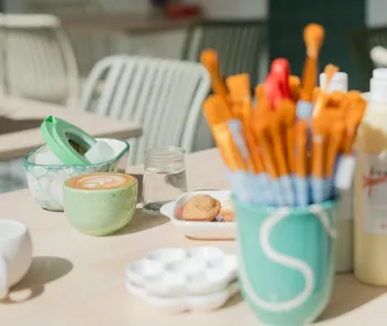 Initiez-vous au décor sur céramique à Paris