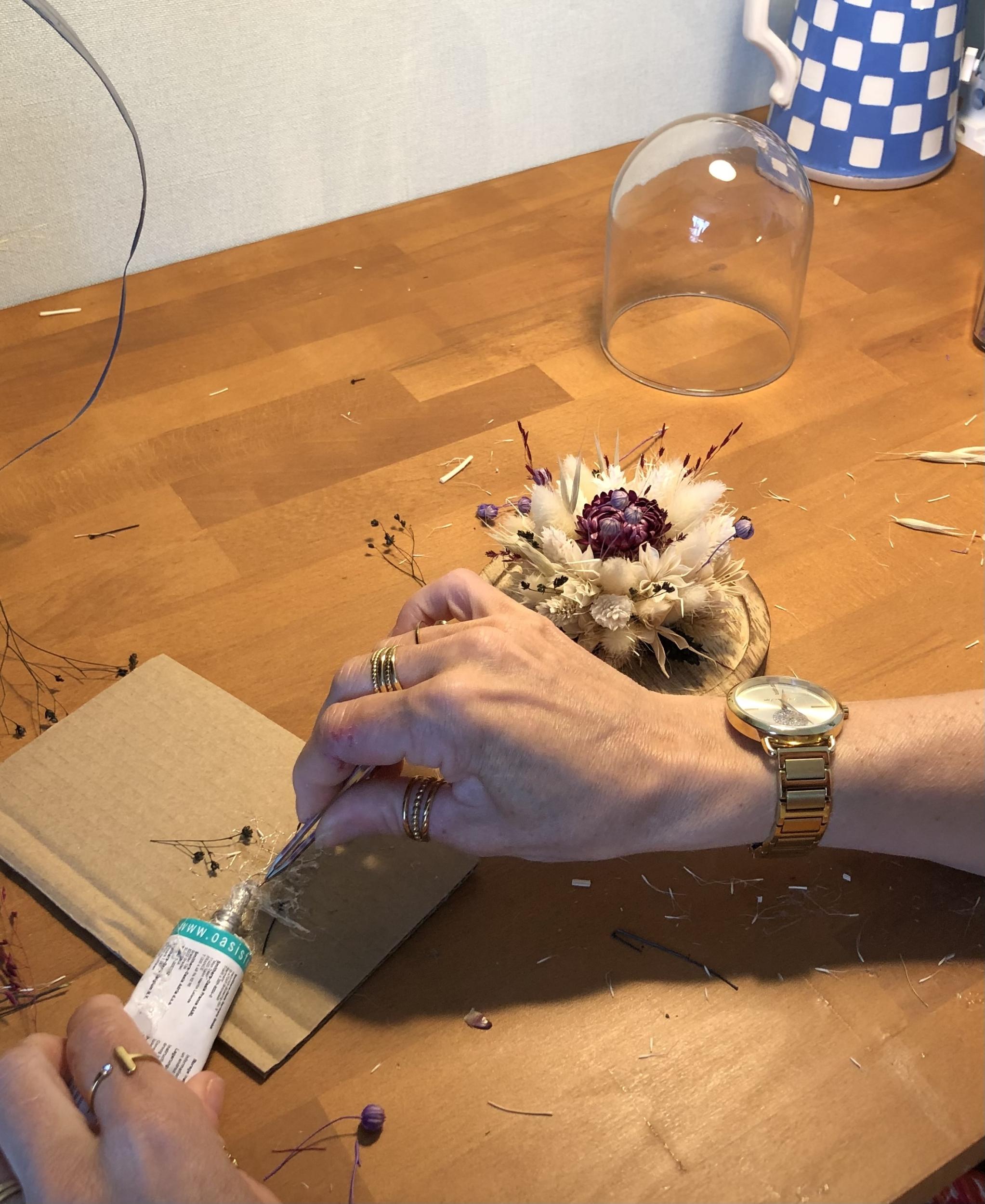 Créez votre cloche de fleurs séchées - Image n°4 - Wecandoo