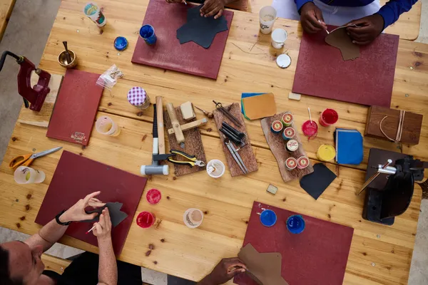 Réalisez votre pièce de maroquinerie autour d'un apéro à l'africaine avec Fred et son équipe - Image n°2 - Wecandoo