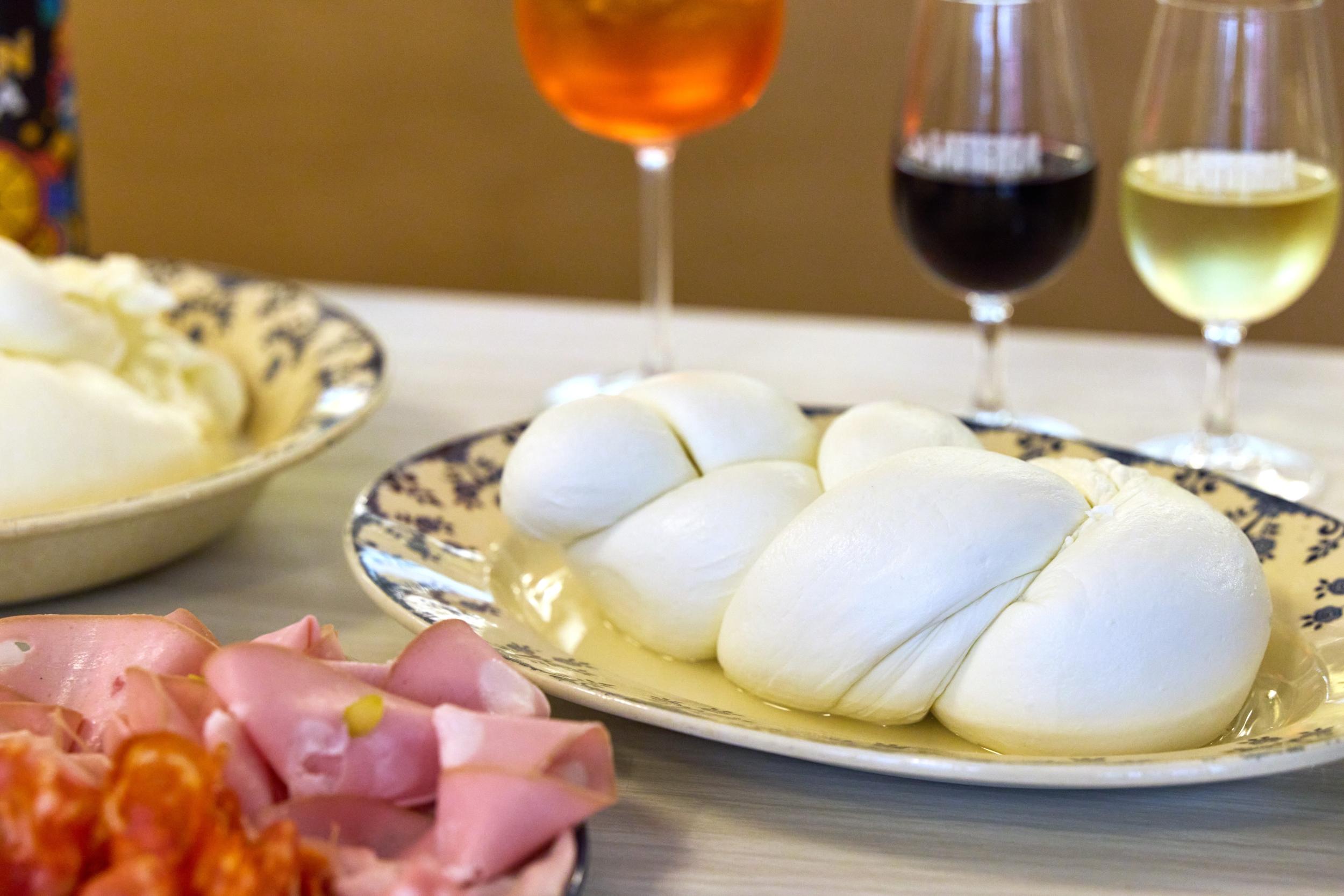 Partagez un aperitivo dans une fromagerie urbaine