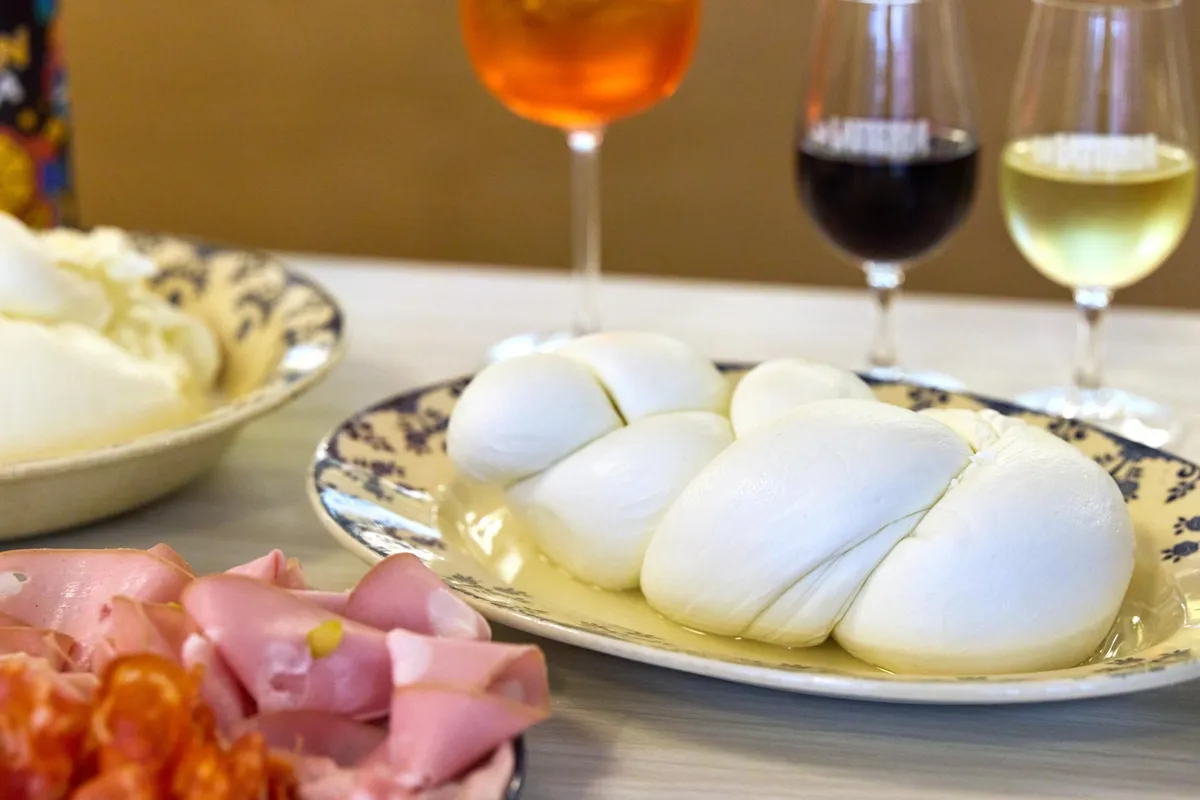 Partagez un aperitivo dans une fromagerie urbaine