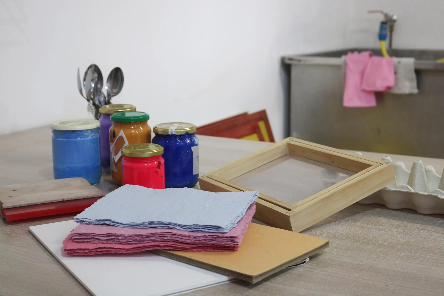 Découvrez la création de papier artisanal avec Amélie et Clémence - Image n°4 - Wecandoo