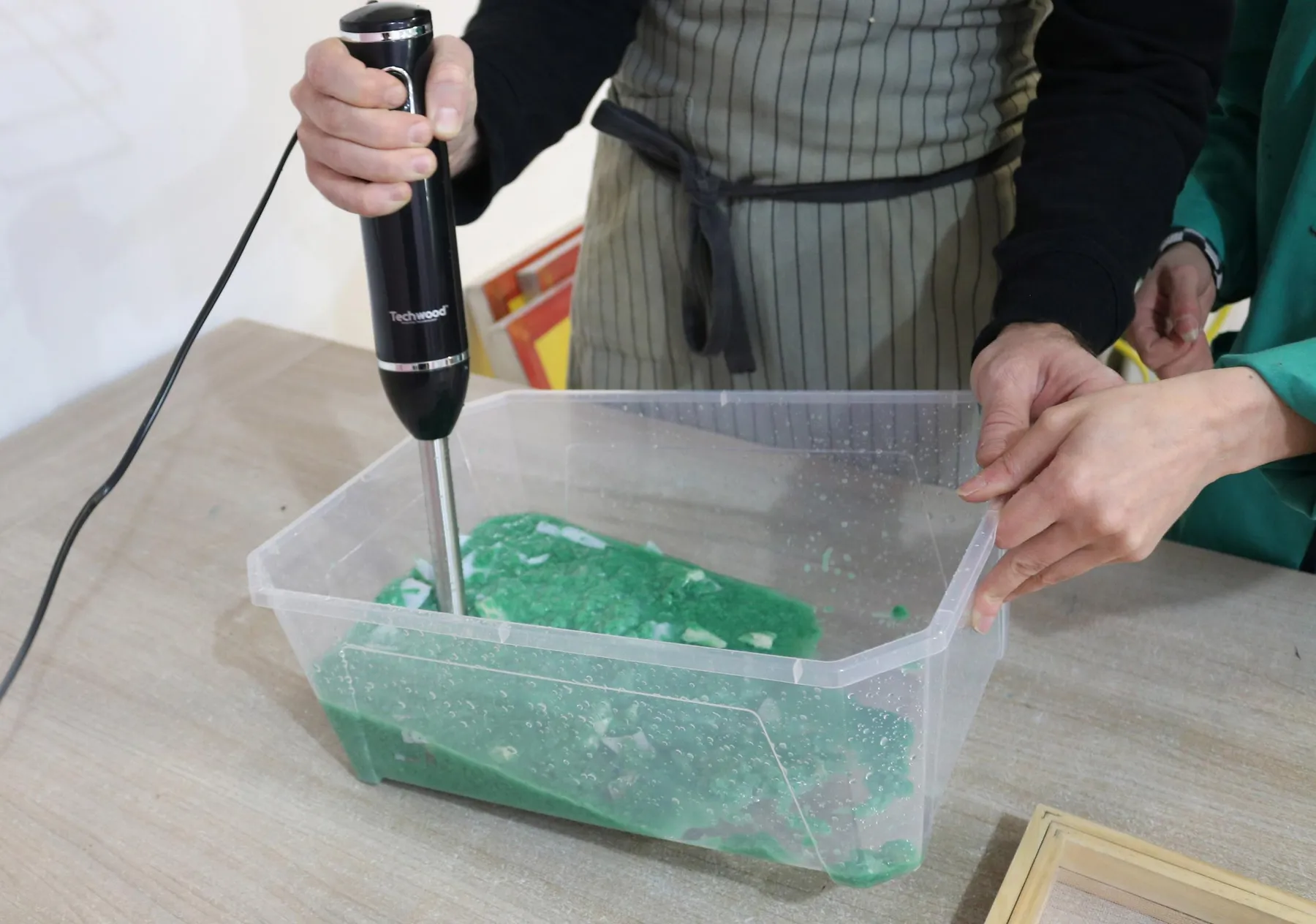 Découvrez la création de papier artisanal avec Amélie et Clémence - Image n°5 - Wecandoo