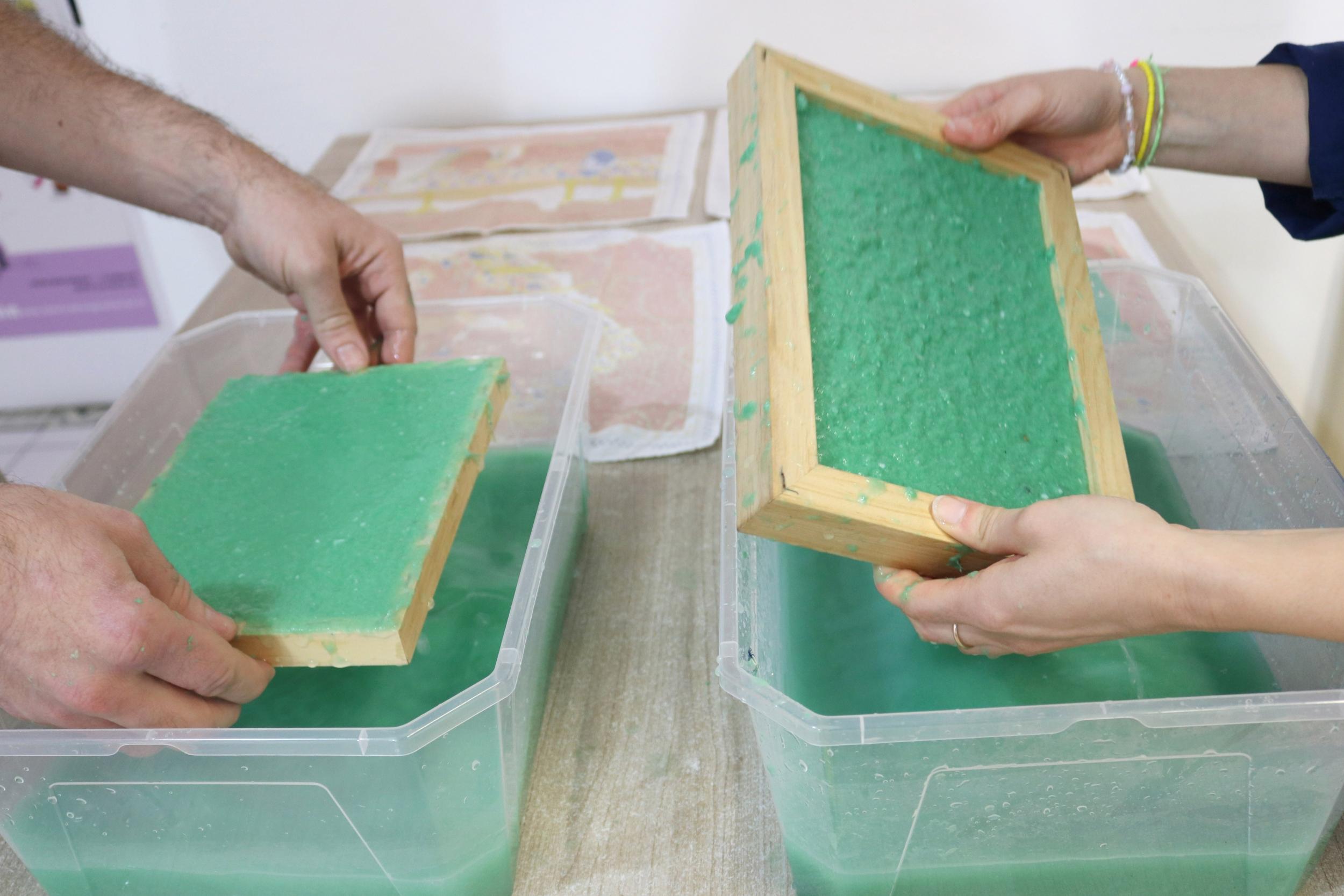 Découvrez la création de papier artisanal avec Amélie et Clémence - Image n°6 - Wecandoo
