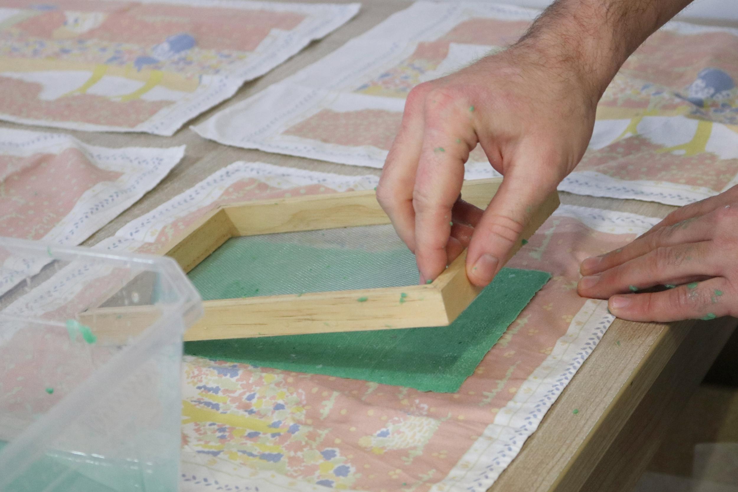 Découvrez la création de papier artisanal avec Amélie et Clémence - Image n°7 - Wecandoo