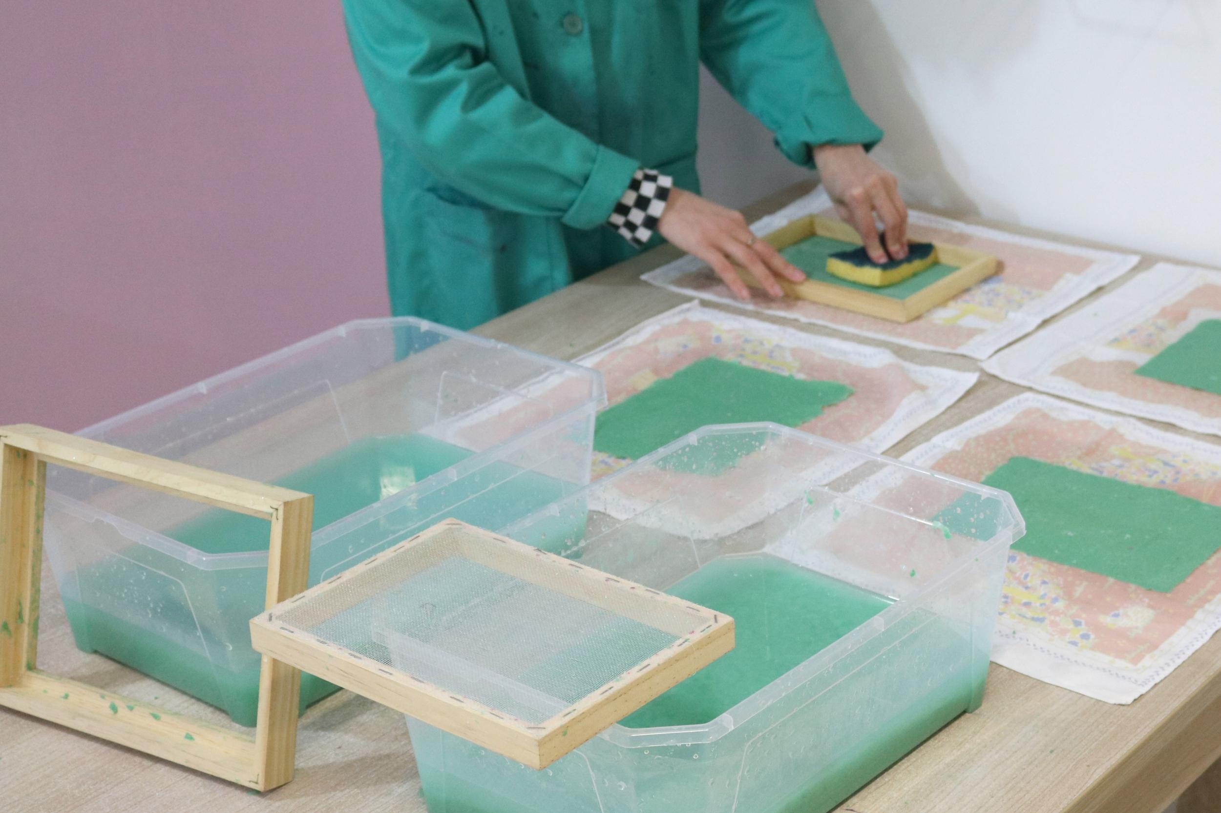 Découvrez la création de papier artisanal avec Amélie et Clémence - Image n°8 - Wecandoo