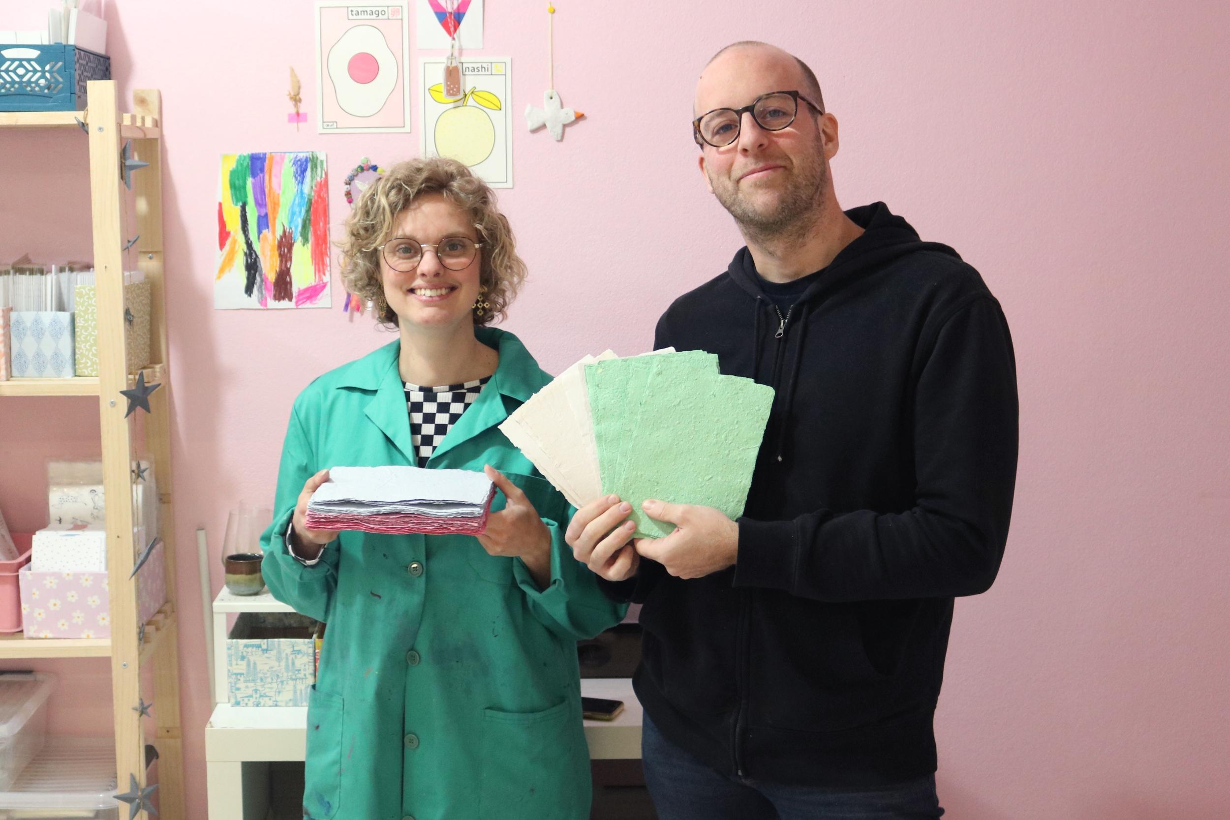 Découvrez la création de papier artisanal avec Amélie et Clémence - Image n°10 - Wecandoo