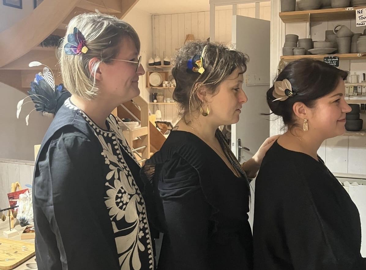 Réalisez votre paire de boucles d'oreilles en plumes avec Déborah - Image n°3 - Wecandoo